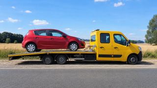 Małe auto na platformie – wymiana koła w Pile