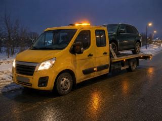 Nocna pomoc drogowa po wypadku – SUV na lawecie – Piła