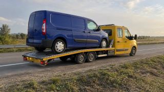 Bus na lawecie przy drodze krajowej – Piła