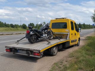 Załadunek motocykla przy drodze – Piła