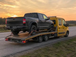 Pickup na lawecie o zachodzie słońca – wyciąganie z rowu pod Piłą